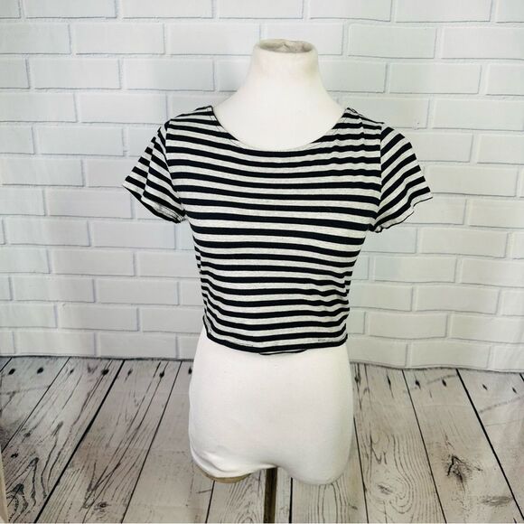 10/$25🦋 Forever 21 Gray & Black Striped Short Sleeve Crop Top - Size Large - Picture 1 of 13
